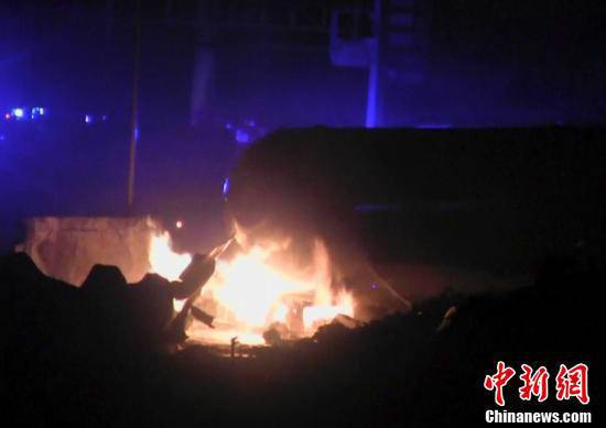 火災(zāi)現(xiàn)場(chǎng)，可以看到一個(gè)儲(chǔ)氣罐正在熊熊燃燒。