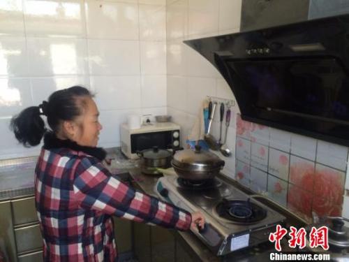 圖為居民用燃氣灶做飯?！±钔ヒ?攝